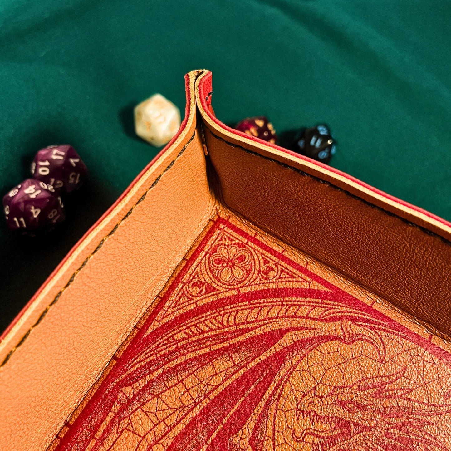 SteamVoyage - vassoio lancia dadi in pelle rivestito in pelle rossa e con quattro bottoni angolari in ferro rosso; il vassoio lancia dadi è perfetto per sessioni di gioco di ruolo perché ha un'incisione al laser di un drago rosso sul fondo