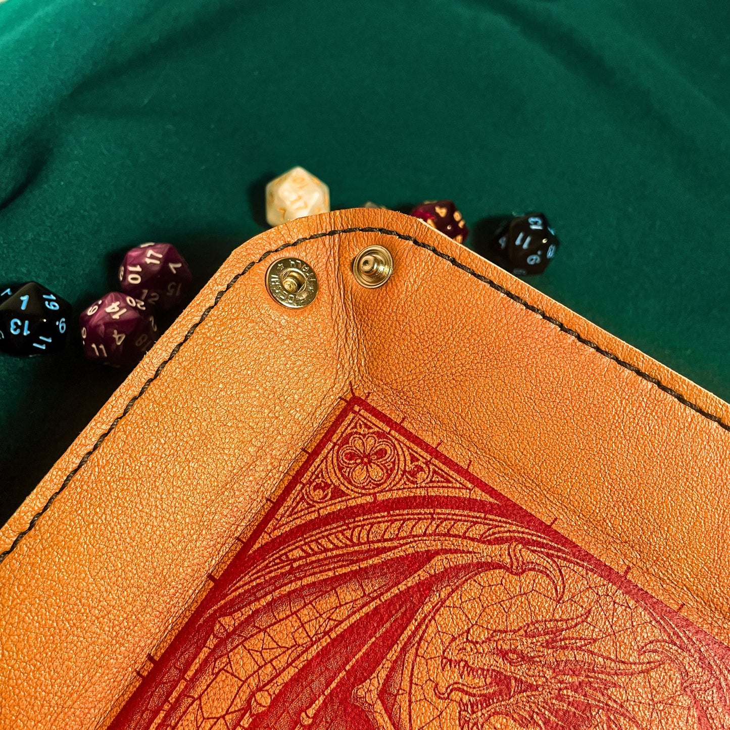 SteamVoyage - vassoio lancia dadi in pelle rivestito in pelle rossa e con quattro bottoni angolari in ferro rosso; il vassoio lancia dadi è perfetto per sessioni di gioco di ruolo perché ha un'incisione al laser di un drago rosso sul fondo