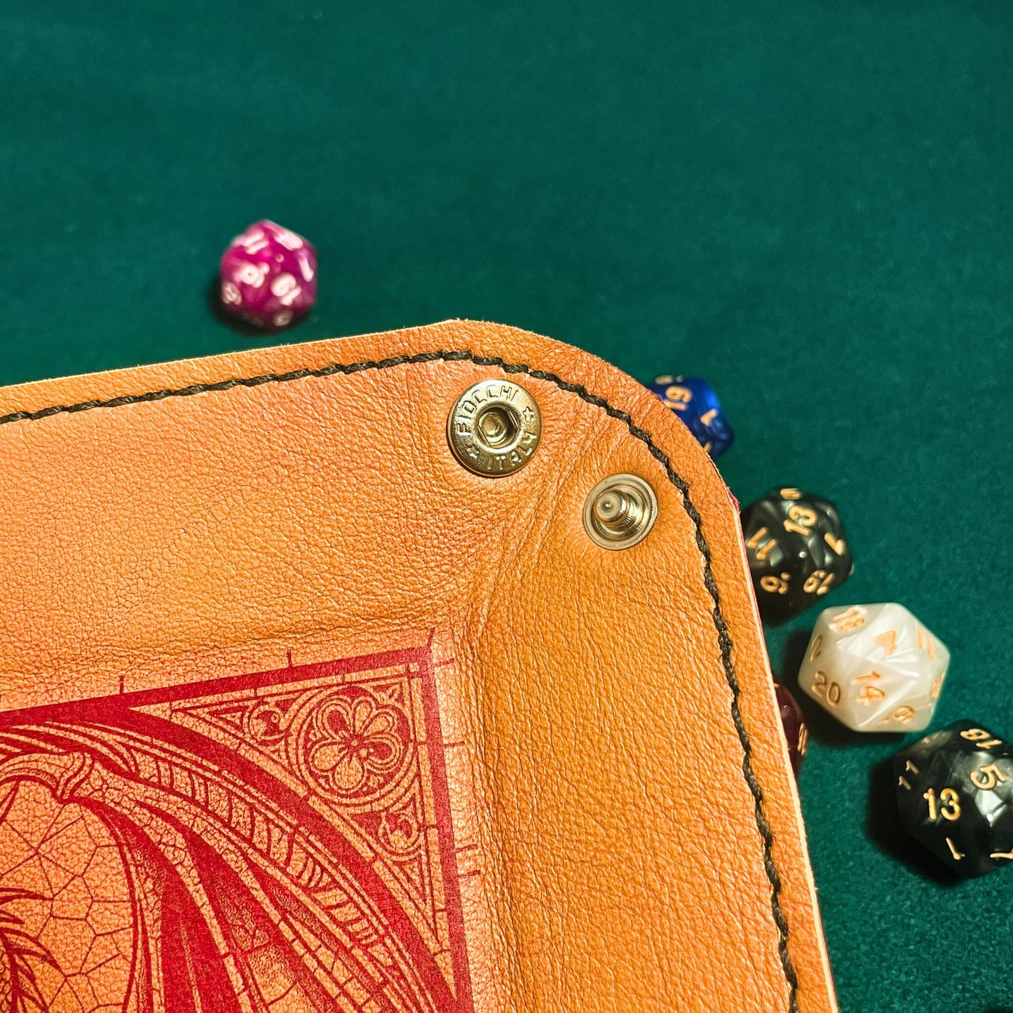 SteamVoyage - vassoio lancia dadi in pelle rivestito in pelle rossa e con quattro bottoni angolari in ferro rosso; il vassoio lancia dadi è perfetto per sessioni di gioco di ruolo perché ha un'incisione al laser di un drago rosso sul fondo
