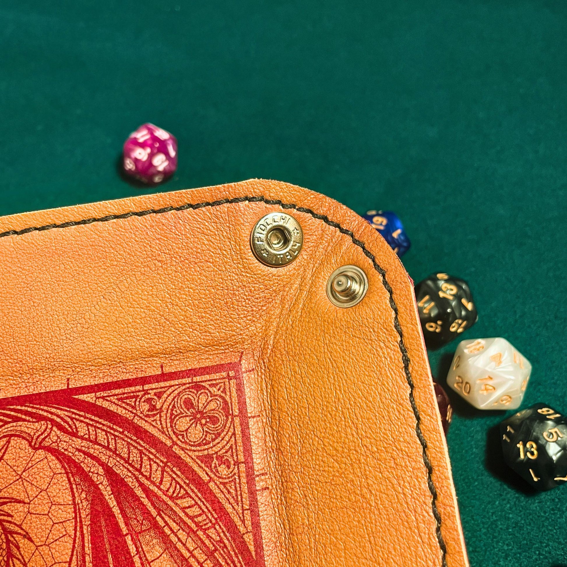 SteamVoyage - vassoio lancia dadi in pelle rivestito in pelle rossa e con quattro bottoni angolari in ferro rosso; il vassoio lancia dadi è perfetto per sessioni di gioco di ruolo perché ha un'incisione al laser di un drago rosso sul fondo
