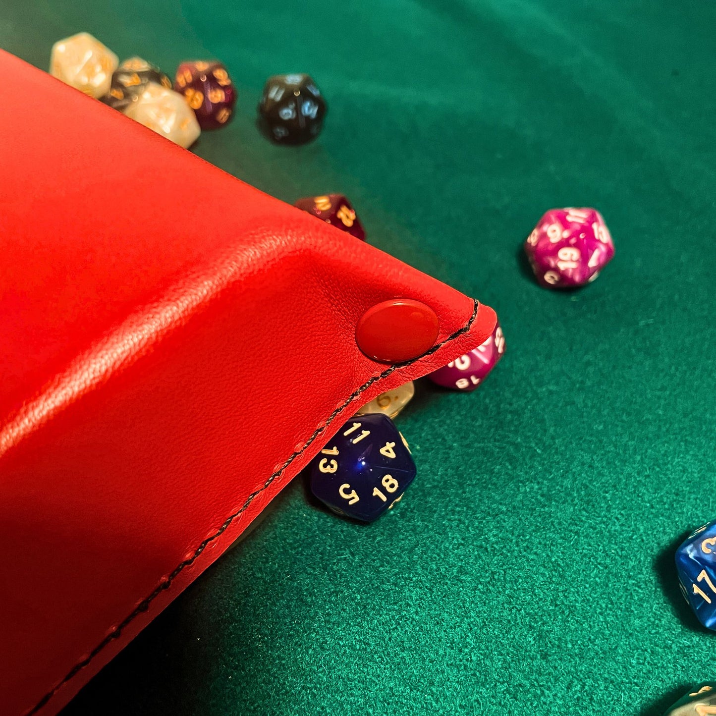 SteamVoyage - vassoio lancia dadi in pelle rivestito in pelle rossa e con quattro bottoni angolari in ferro rosso; il vassoio lancia dadi è perfetto per sessioni di gioco di ruolo perché ha un'incisione al laser di un drago rosso sul fondo