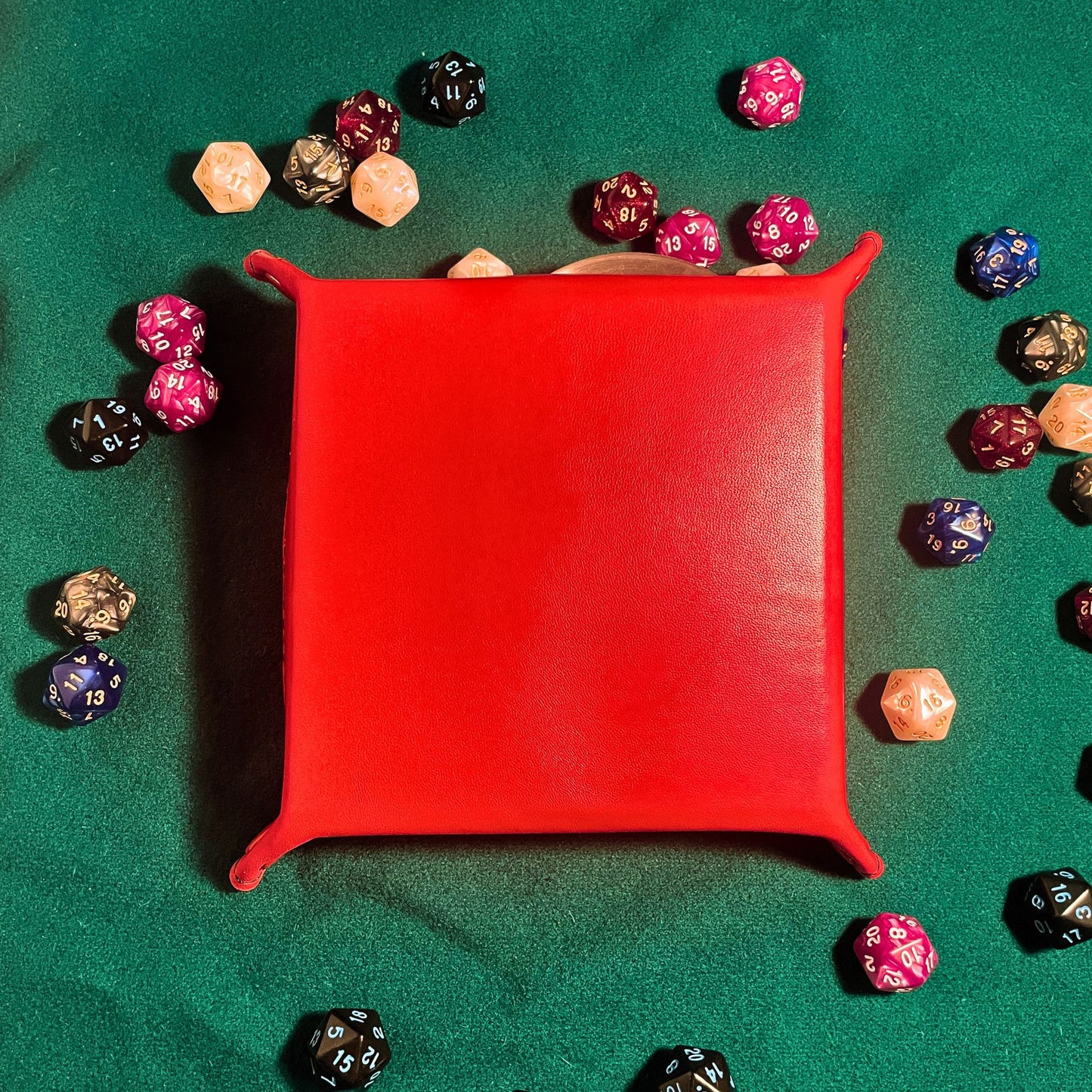 SteamVoyage - vassoio lancia dadi in pelle rivestito in pelle rossa e con quattro bottoni angolari in ferro rosso; il vassoio lancia dadi è perfetto per sessioni di gioco di ruolo perché ha un'incisione al laser di un drago rosso sul fondo