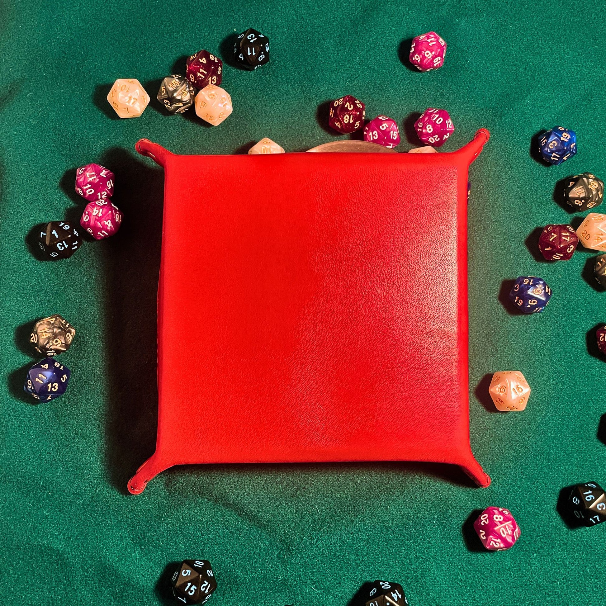 SteamVoyage - vassoio lancia dadi in pelle rivestito in pelle rossa e con quattro bottoni angolari in ferro rosso; il vassoio lancia dadi è perfetto per sessioni di gioco di ruolo perché ha un'incisione al laser di un drago rosso sul fondo