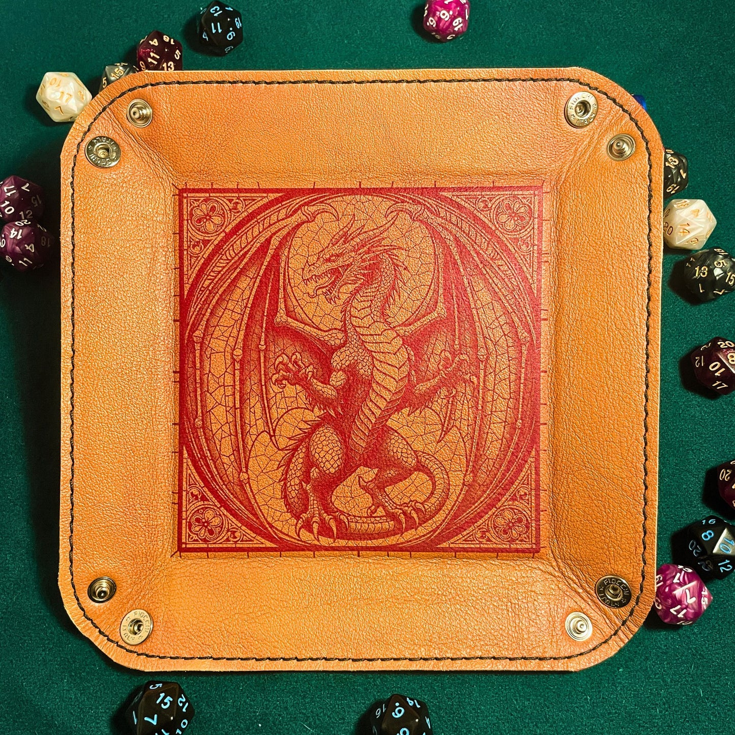 SteamVoyage - vassoio lancia dadi in pelle rivestito in pelle rossa e con quattro bottoni angolari in ferro rosso; il vassoio lancia dadi è perfetto per sessioni di gioco di ruolo perché ha un'incisione al laser di un drago rosso sul fondo