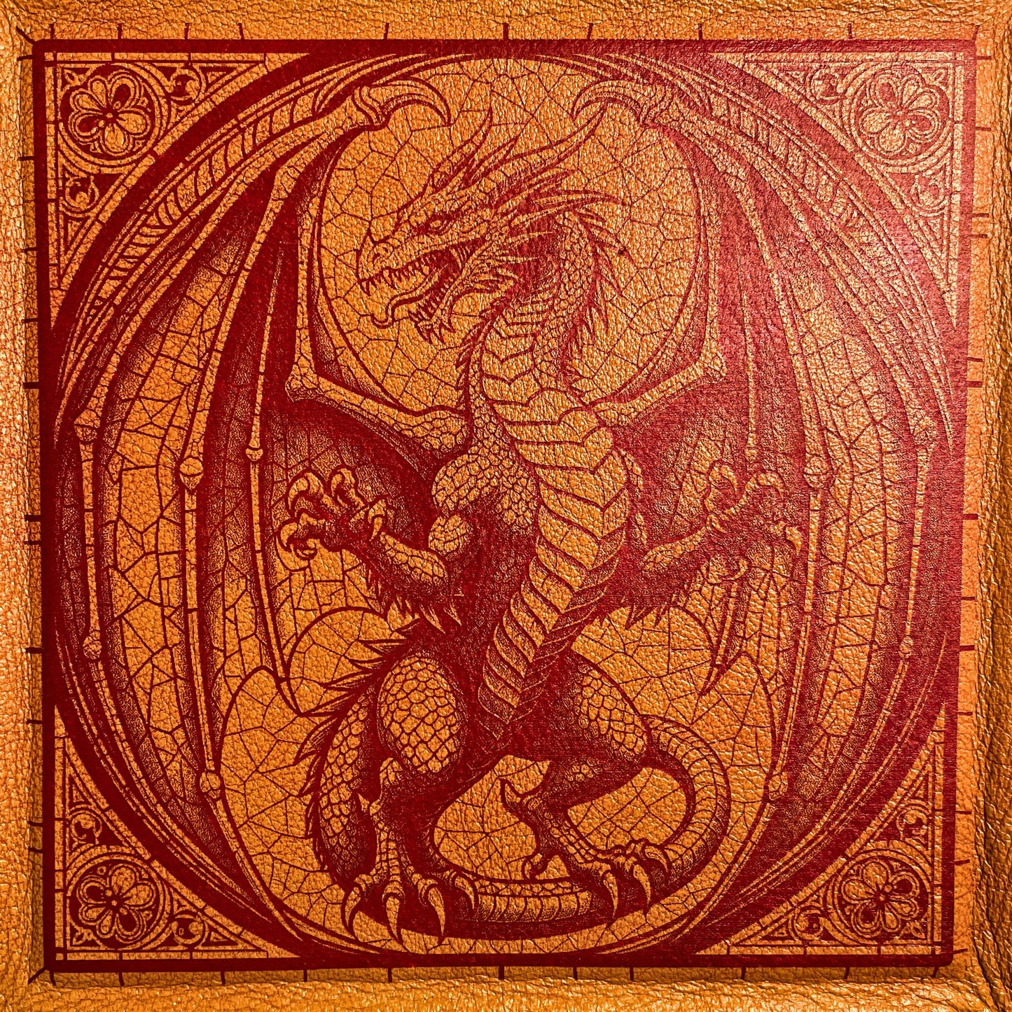 SteamVoyage - vassoio lancia dadi in pelle rivestito in pelle rossa e con quattro bottoni angolari in ferro rosso; il vassoio lancia dadi è perfetto per sessioni di gioco di ruolo perché ha un'incisione al laser di un drago rosso sul fondo