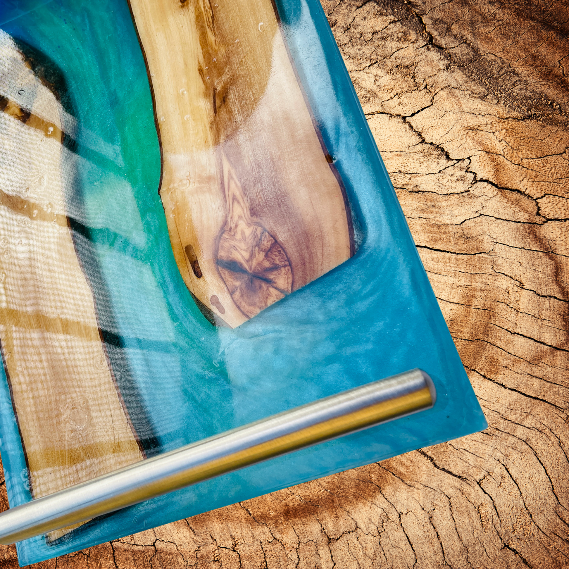 steamvoyage-vassoio in resina epoxy effetto mare con inserti in legno di ulivo