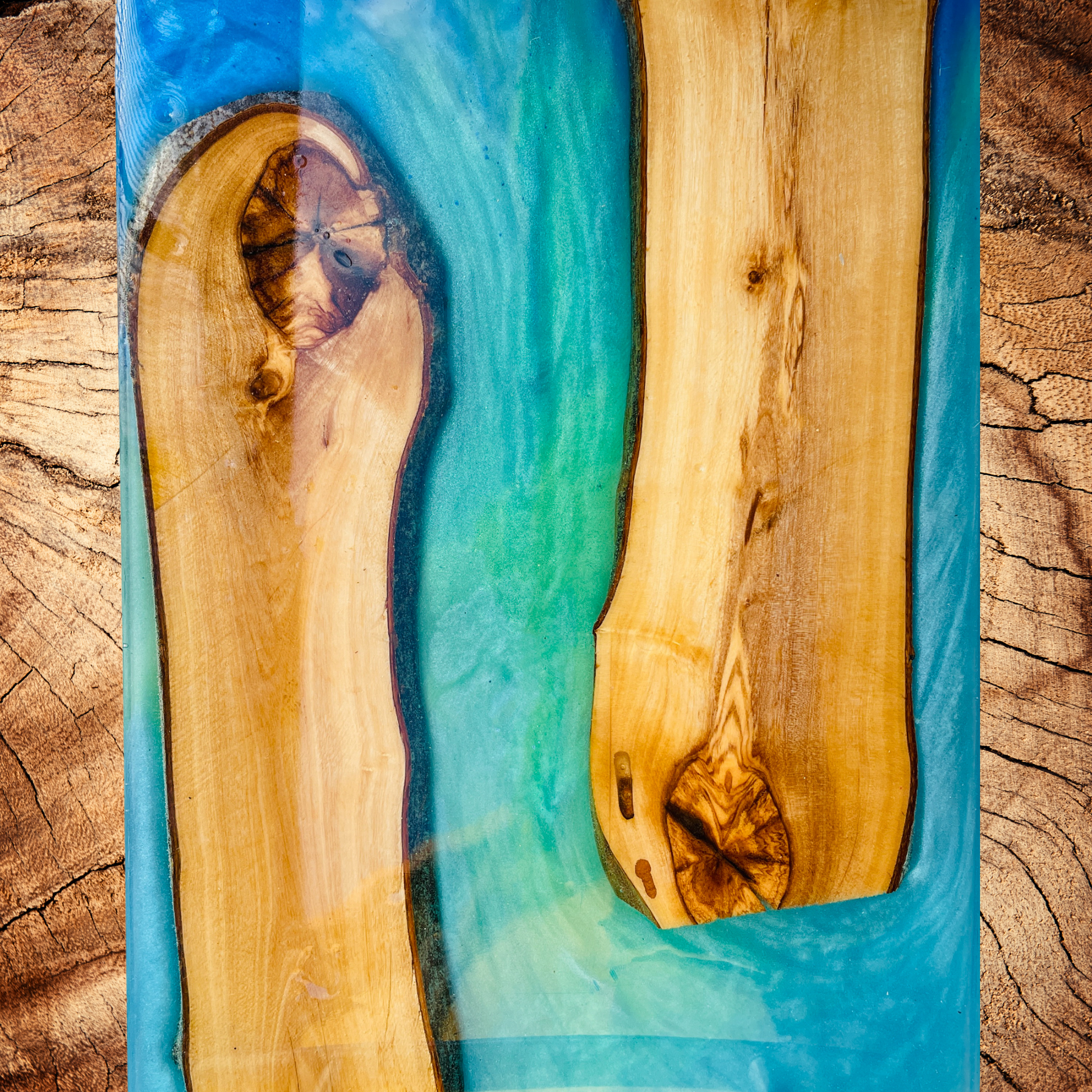 steamvoyage-vassoio in resina epoxy effetto mare con inserti in legno di ulivo