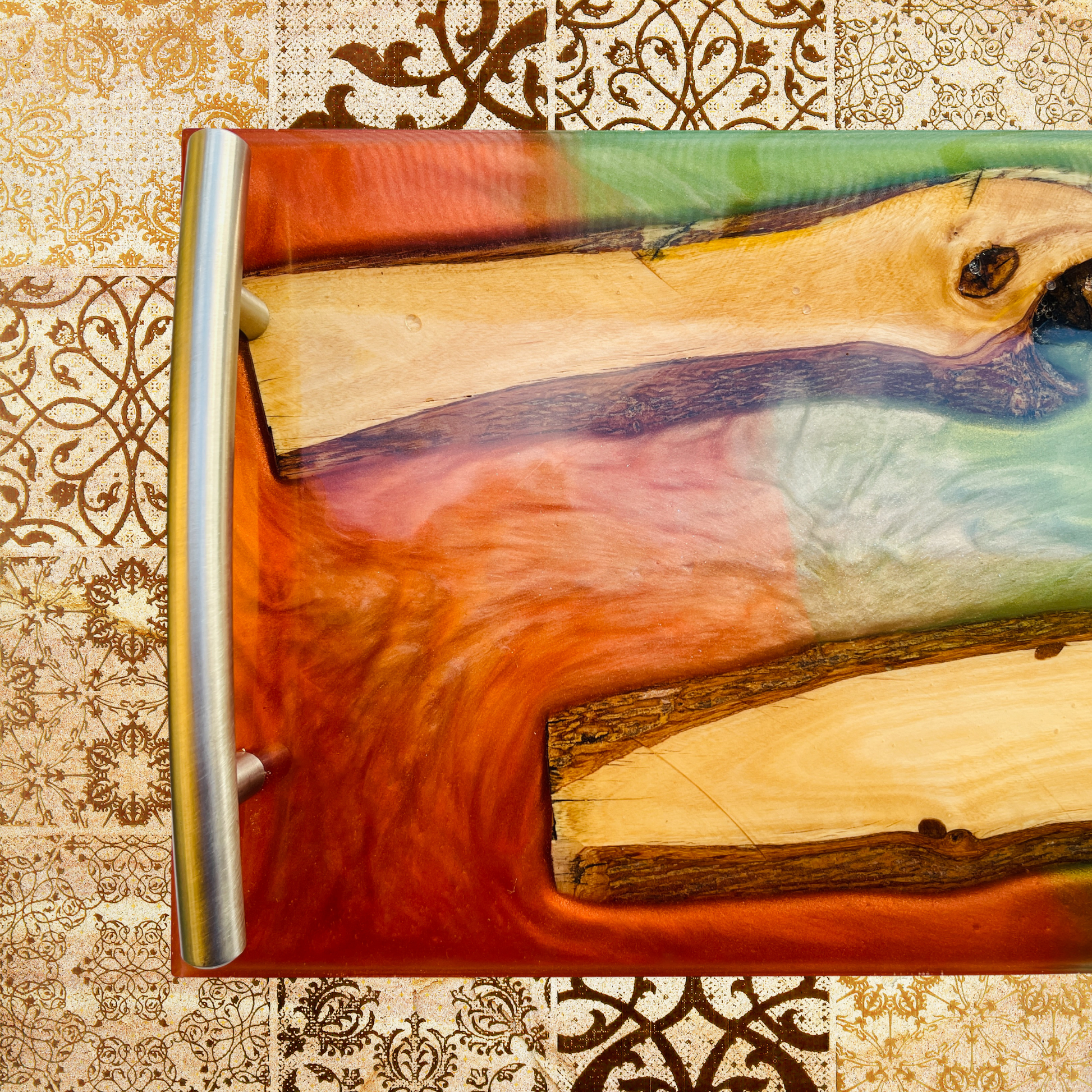 steamvoyage-vassoio in resina epoxy rossa e verde con inserti in legno di ulivo e manici di acciaio
