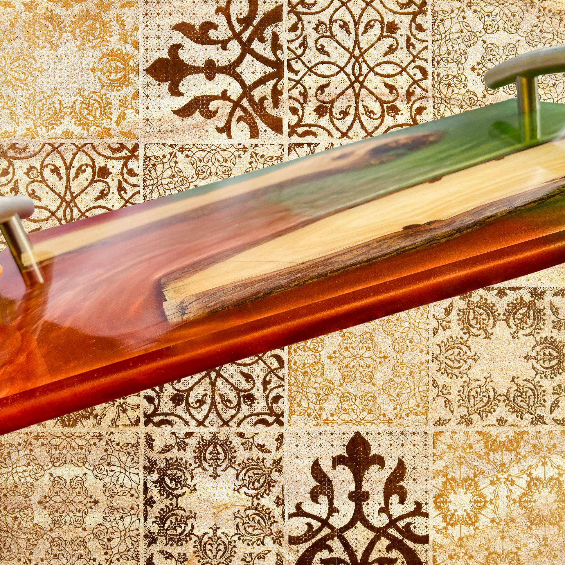 steamvoyage-vassoio in resina epoxy rossa e verde con inserti in legno di ulivo e manici di acciaio