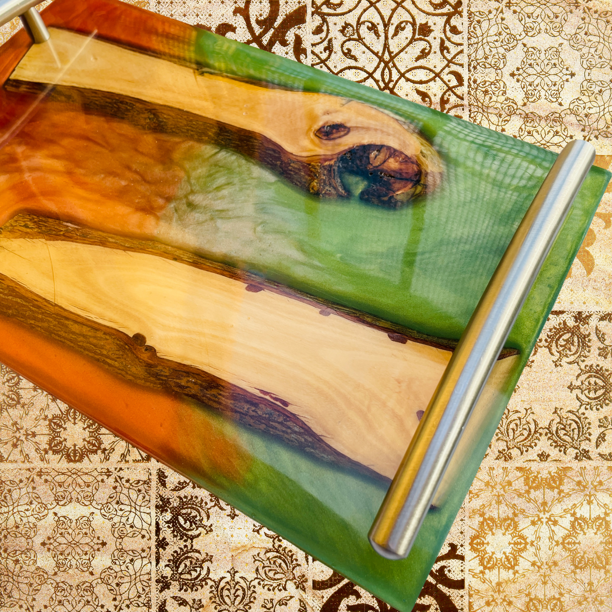 steamvoyage-vassoio in resina epoxy rossa e verde con inserti in legno di ulivo e manici di acciaio