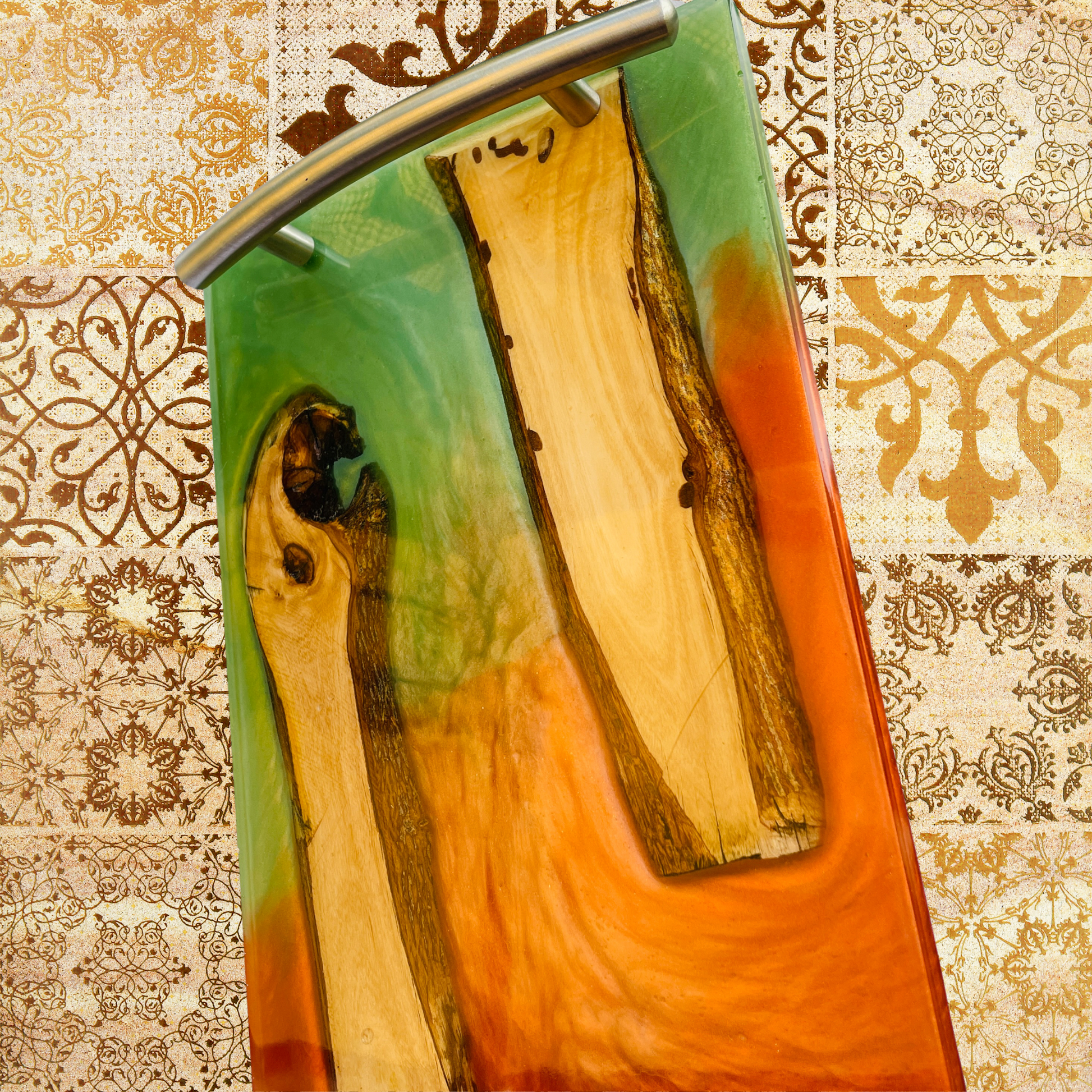 steamvoyage-vassoio in resina epoxy rossa e verde con inserti in legno di ulivo e manici di acciaio