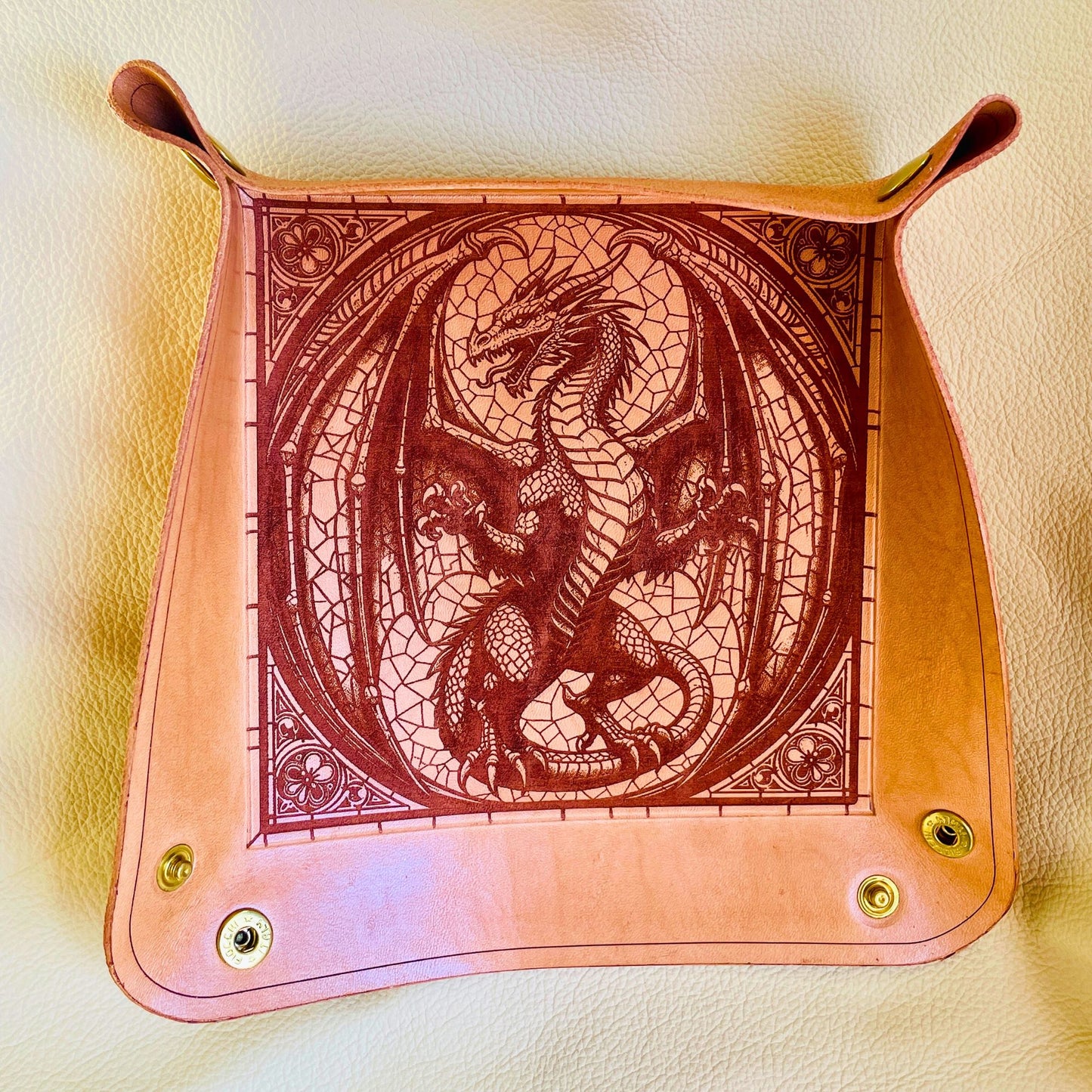 SteamVoyage - vassoio lancia dadi artigianale per gioco da tavolo in cuoio non rivestito con quattro bottoni angolari in ferro dorato e incisione al laser di un drago, mostro tipico del gioco di ruolo Dungeons and Dragons