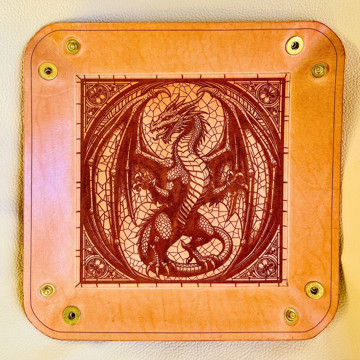 SteamVoyage - vassoio lancia dadi artigianale per gioco da tavolo in cuoio non rivestito con quattro bottoni angolari in ferro dorato e incisione al laser di un drago, mostro tipico del gioco di ruolo Dungeons and Dragons