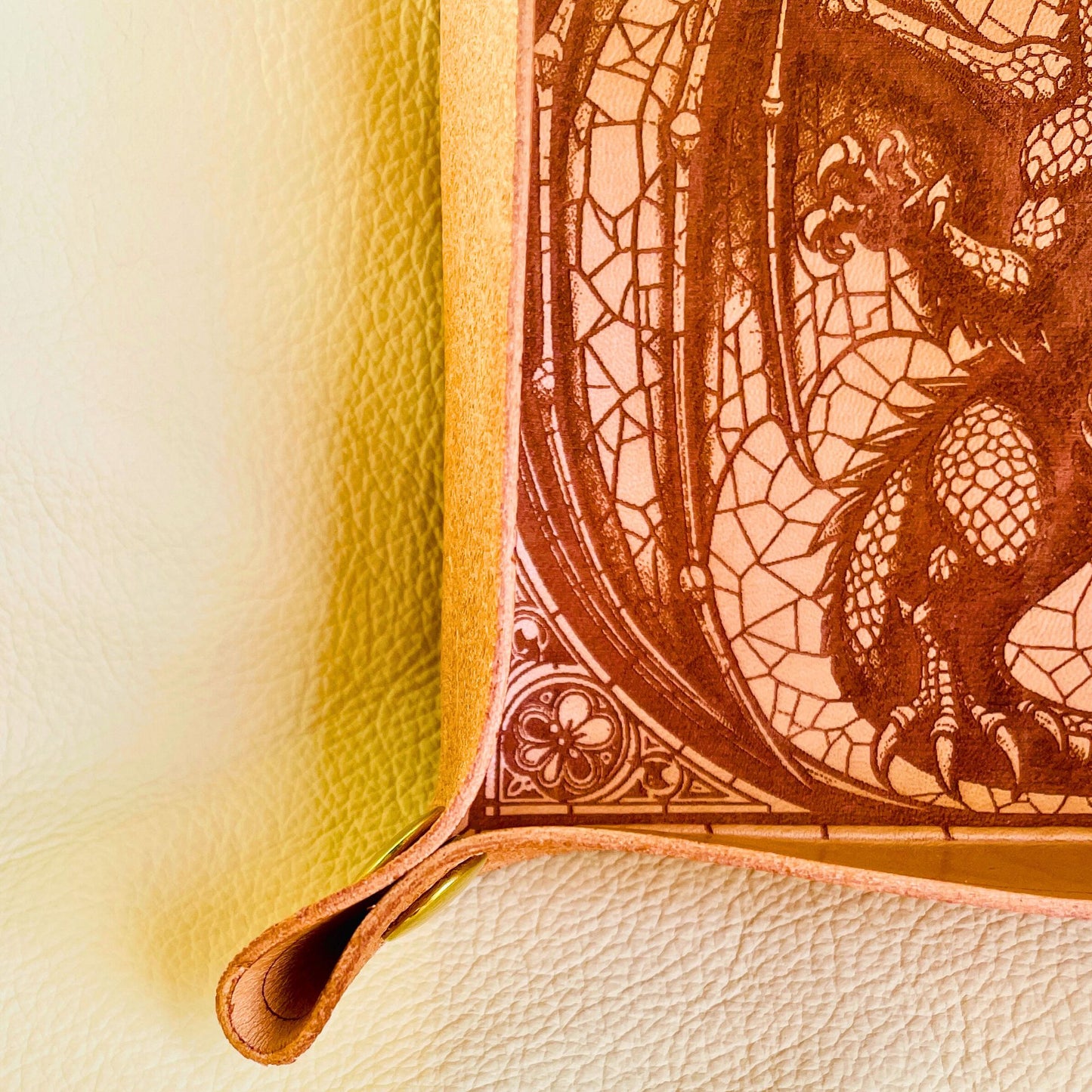 SteamVoyage - vassoio lancia dadi artigianale per gioco da tavolo in cuoio non rivestito con quattro bottoni angolari in ferro dorato e incisione al laser di un drago, mostro tipico del gioco di ruolo Dungeons and Dragons