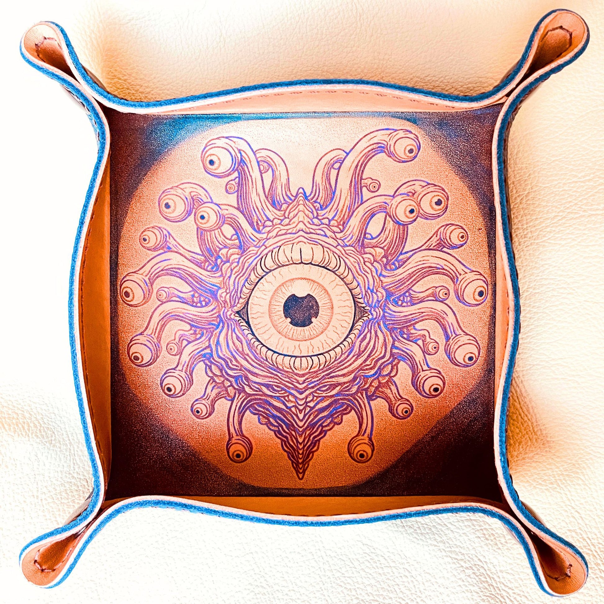 SteamVoyage - vassoio lancia dadi rivestito in pelle blu con incisione dipinta a mano di un Beholder viola e blu per sessioni di Dungeons and dragons e giochi di ruolo e da tavolo