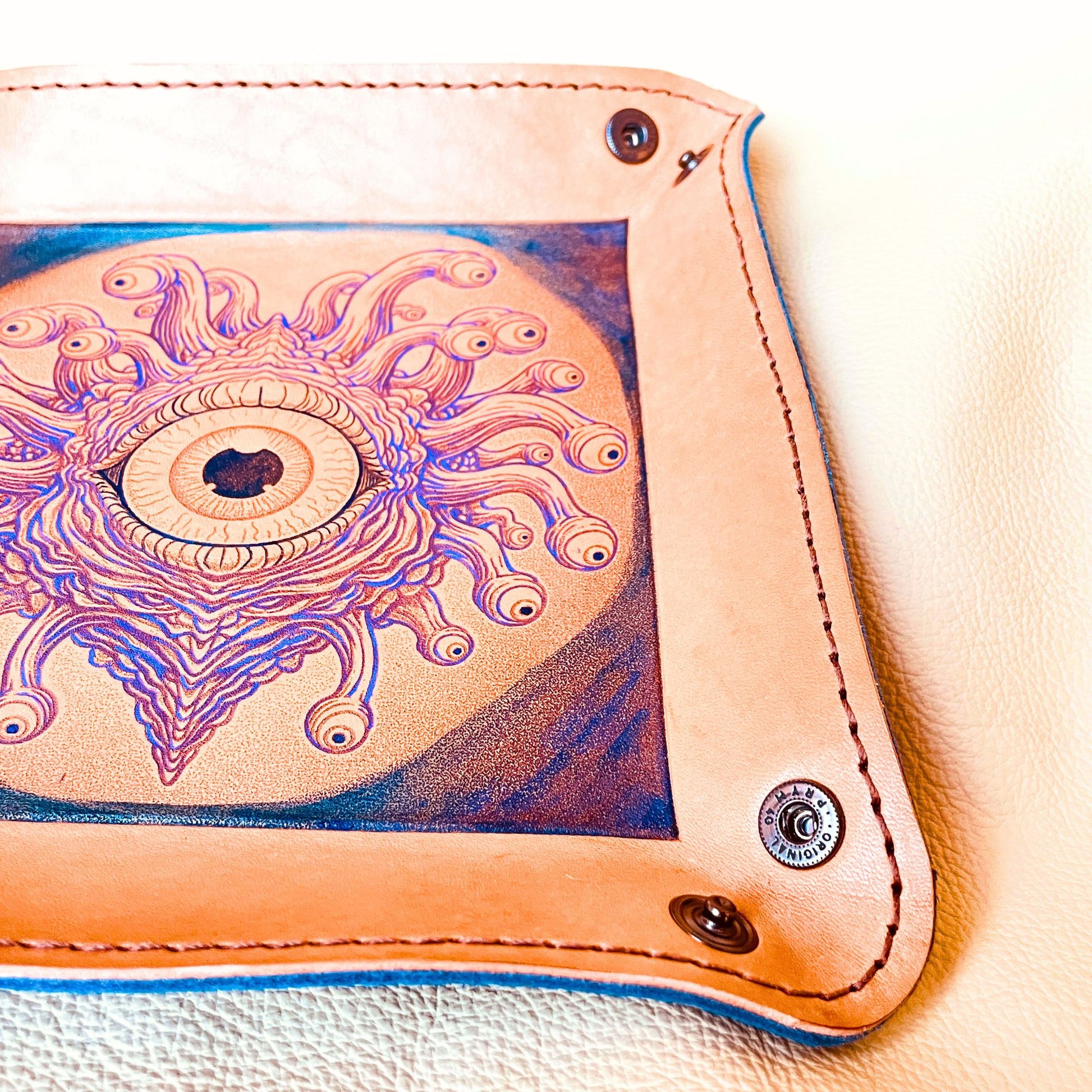 SteamVoyage - vassoio lancia dadi rivestito in pelle blu con incisione dipinta a mano di un Beholder viola e blu per sessioni di Dungeons and dragons e giochi di ruolo e da tavolo