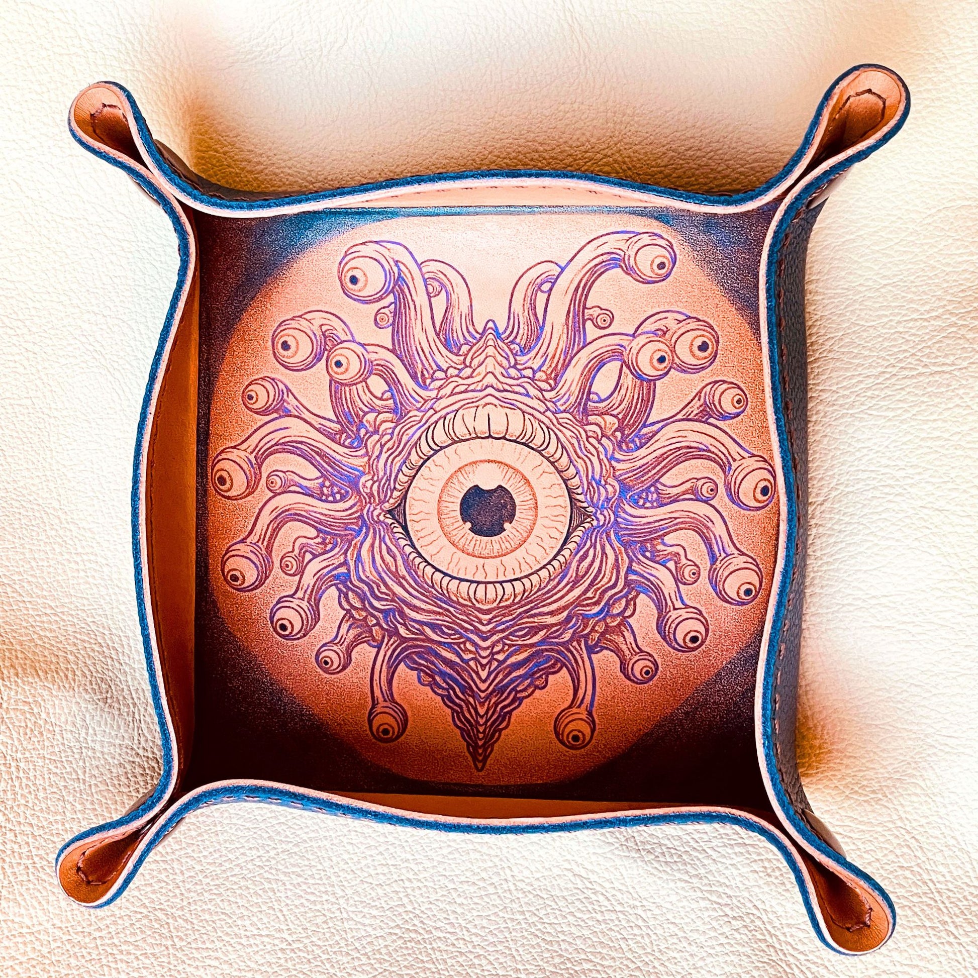 SteamVoyage - vassoio lancia dadi rivestito in pelle blu con incisione dipinta a mano di un Beholder viola e blu per sessioni di Dungeons and dragons e giochi di ruolo e da tavolo