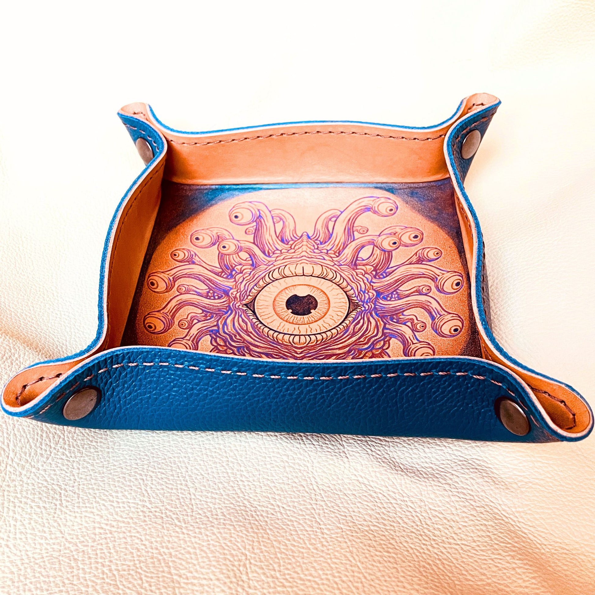 SteamVoyage - vassoio lancia dadi rivestito in pelle blu con incisione dipinta a mano di un Beholder viola e blu per sessioni di Dungeons and dragons e giochi di ruolo e da tavolo