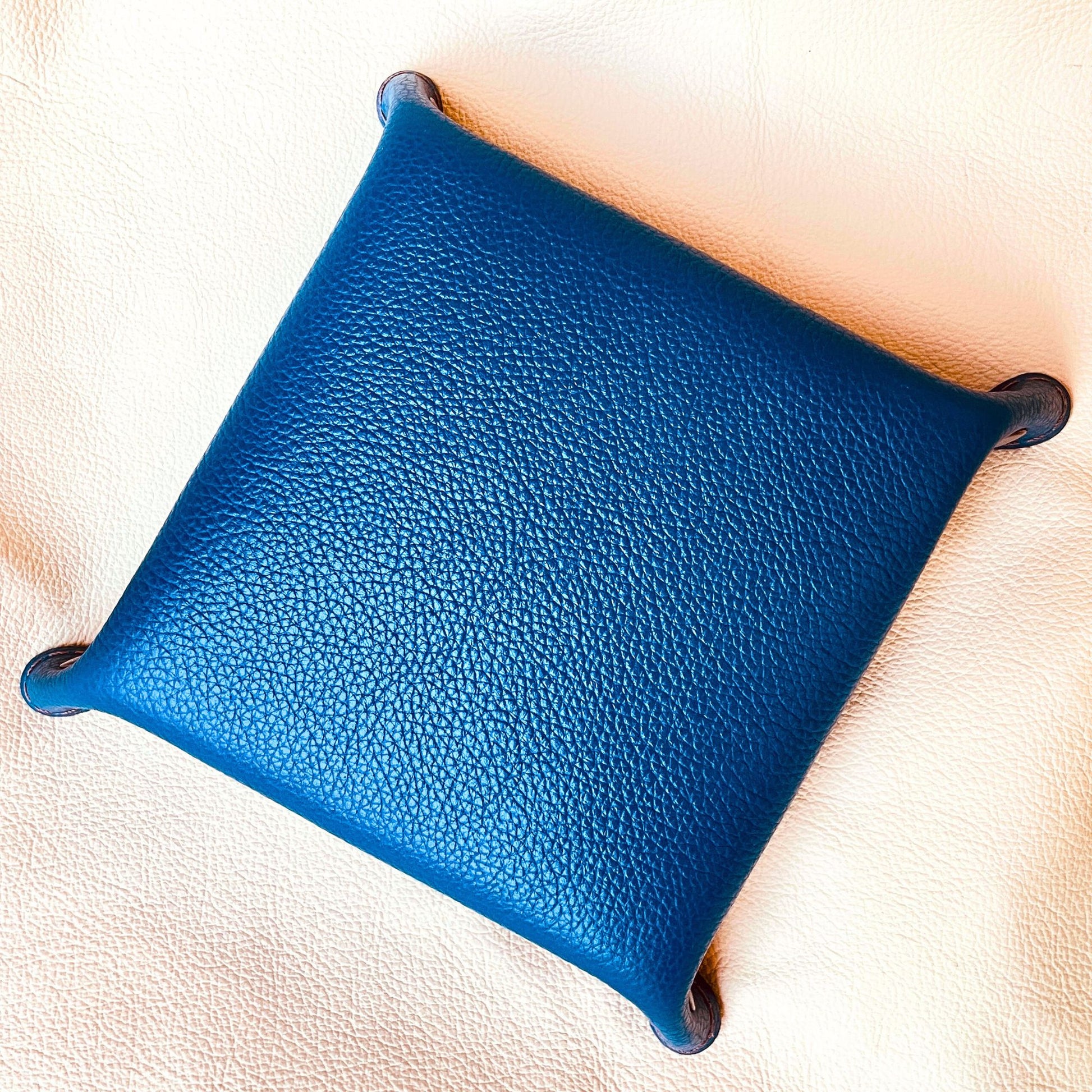 SteamVoyage - vassoio lancia dadi rivestito in pelle blu con incisione dipinta a mano di un Beholder viola e blu per sessioni di Dungeons and dragons e giochi di ruolo e da tavolo