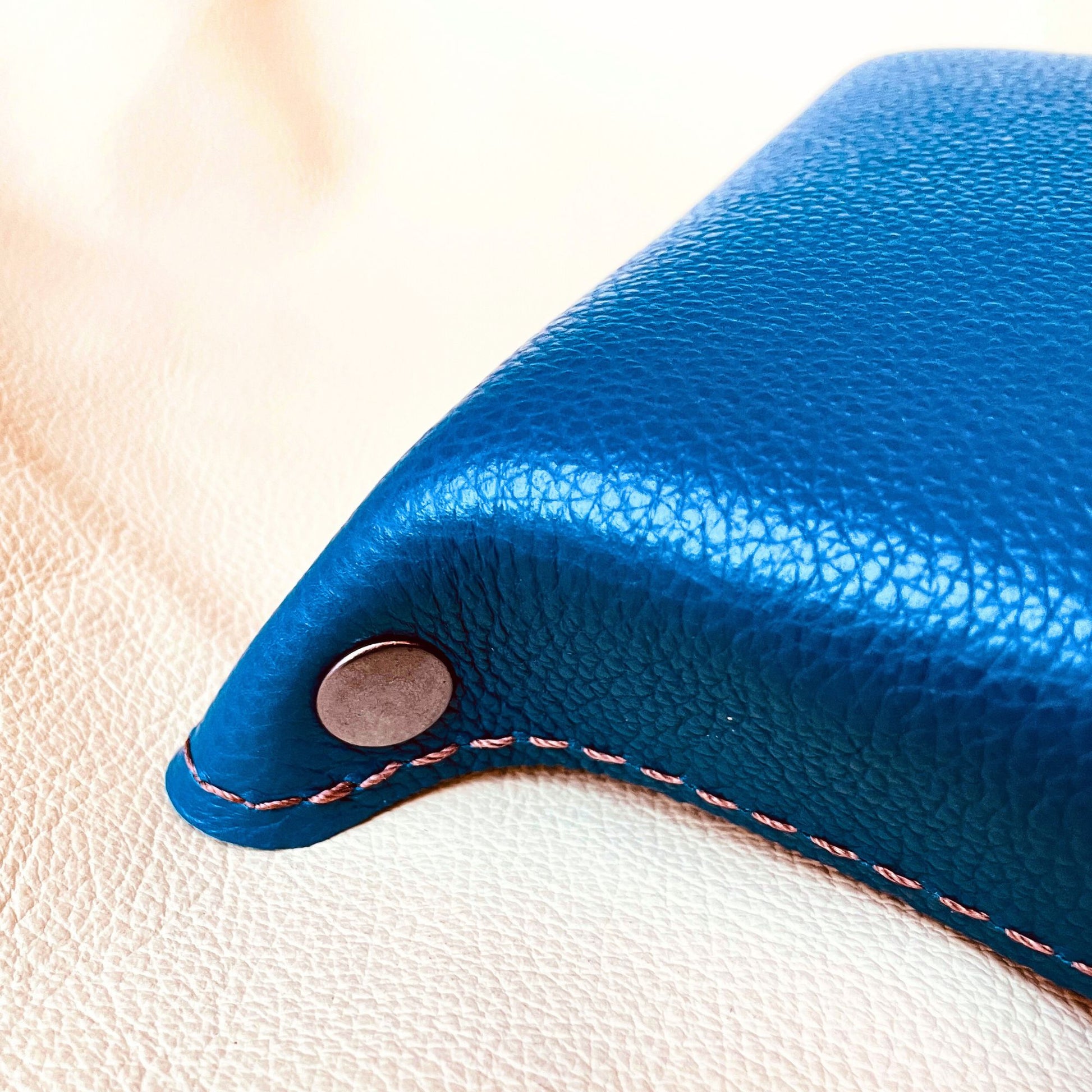 SteamVoyage - vassoio lancia dadi rivestito in pelle blu con incisione dipinta a mano di un Beholder viola e blu per sessioni di Dungeons and dragons e giochi di ruolo e da tavolo