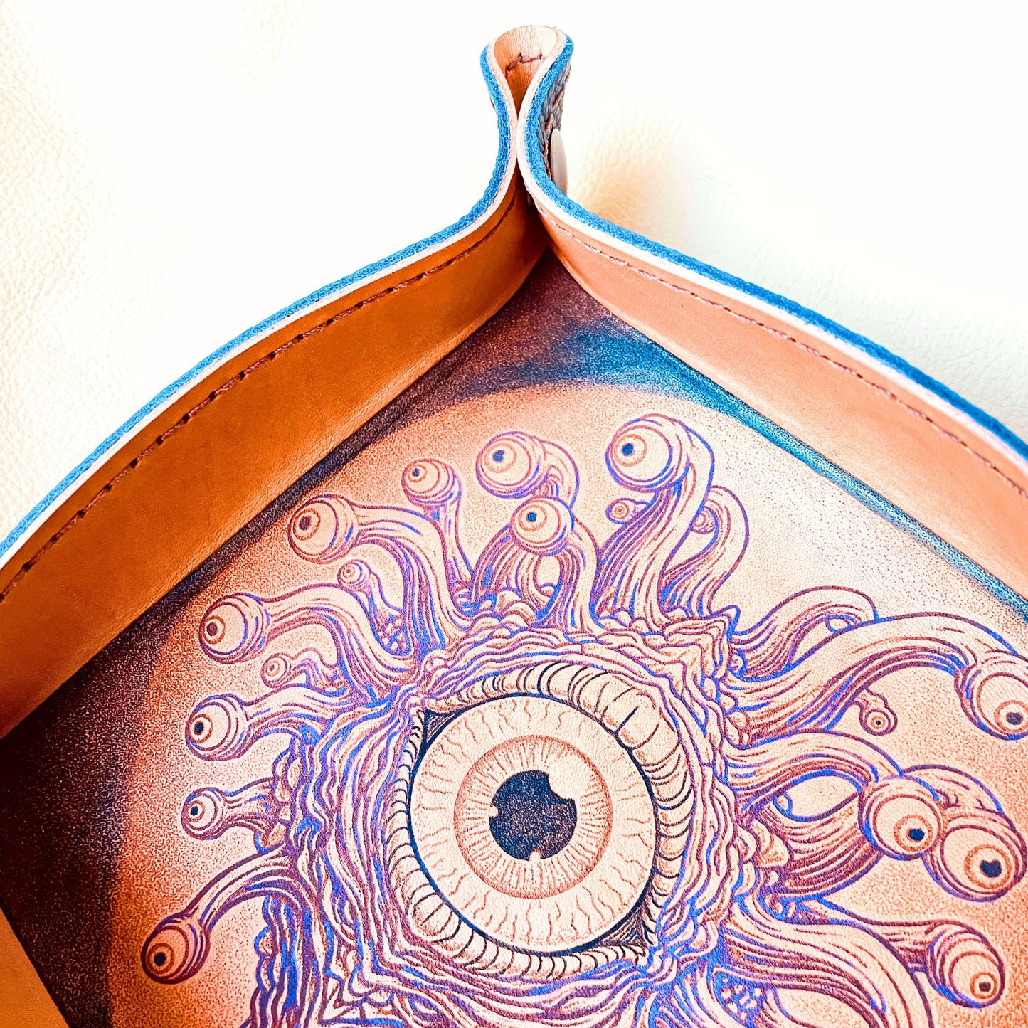 SteamVoyage - vassoio lancia dadi rivestito in pelle blu con incisione dipinta a mano di un Beholder viola e blu per sessioni di Dungeons and dragons e giochi di ruolo e da tavolo