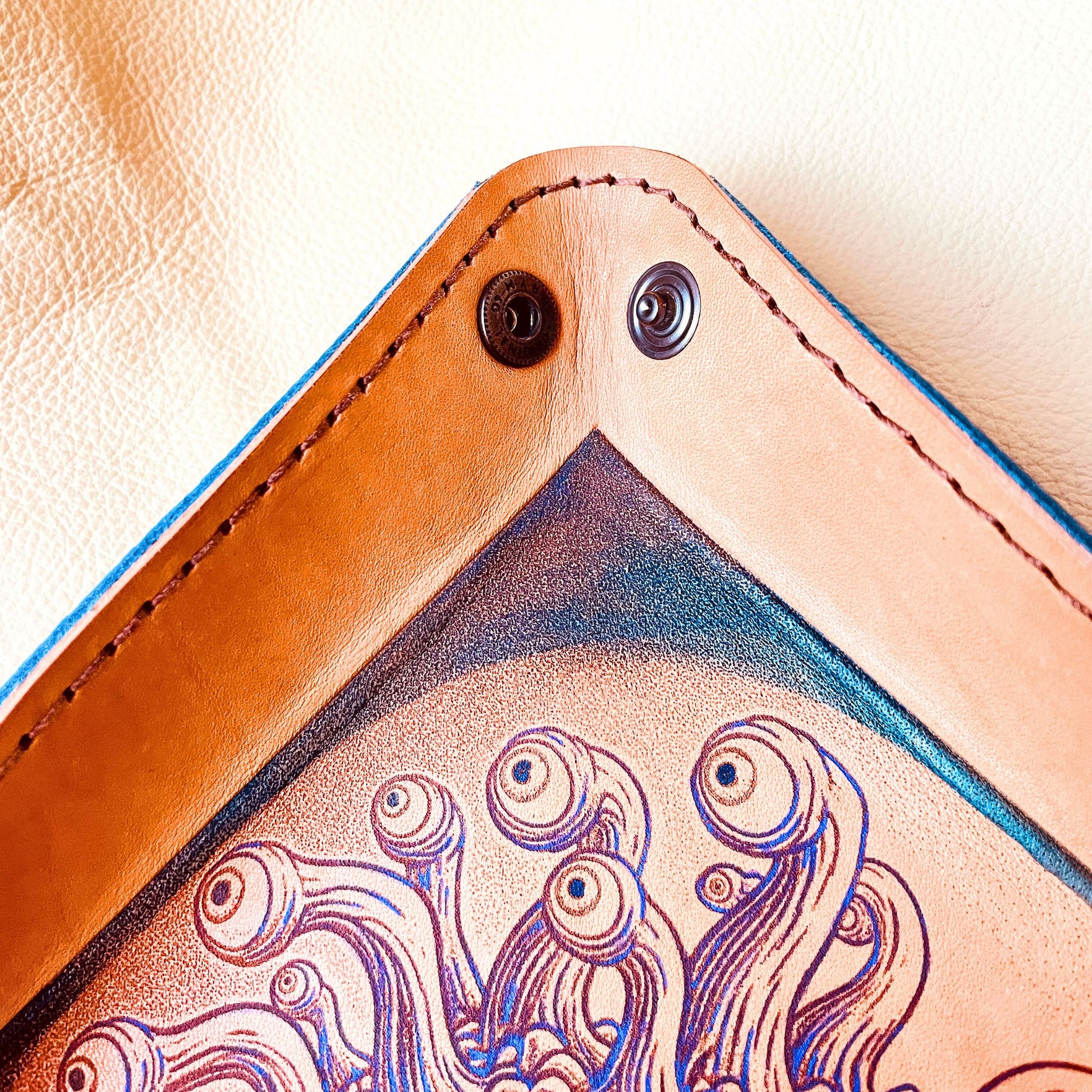 SteamVoyage - vassoio lancia dadi rivestito in pelle blu con incisione dipinta a mano di un Beholder viola e blu per sessioni di Dungeons and dragons e giochi di ruolo e da tavolo