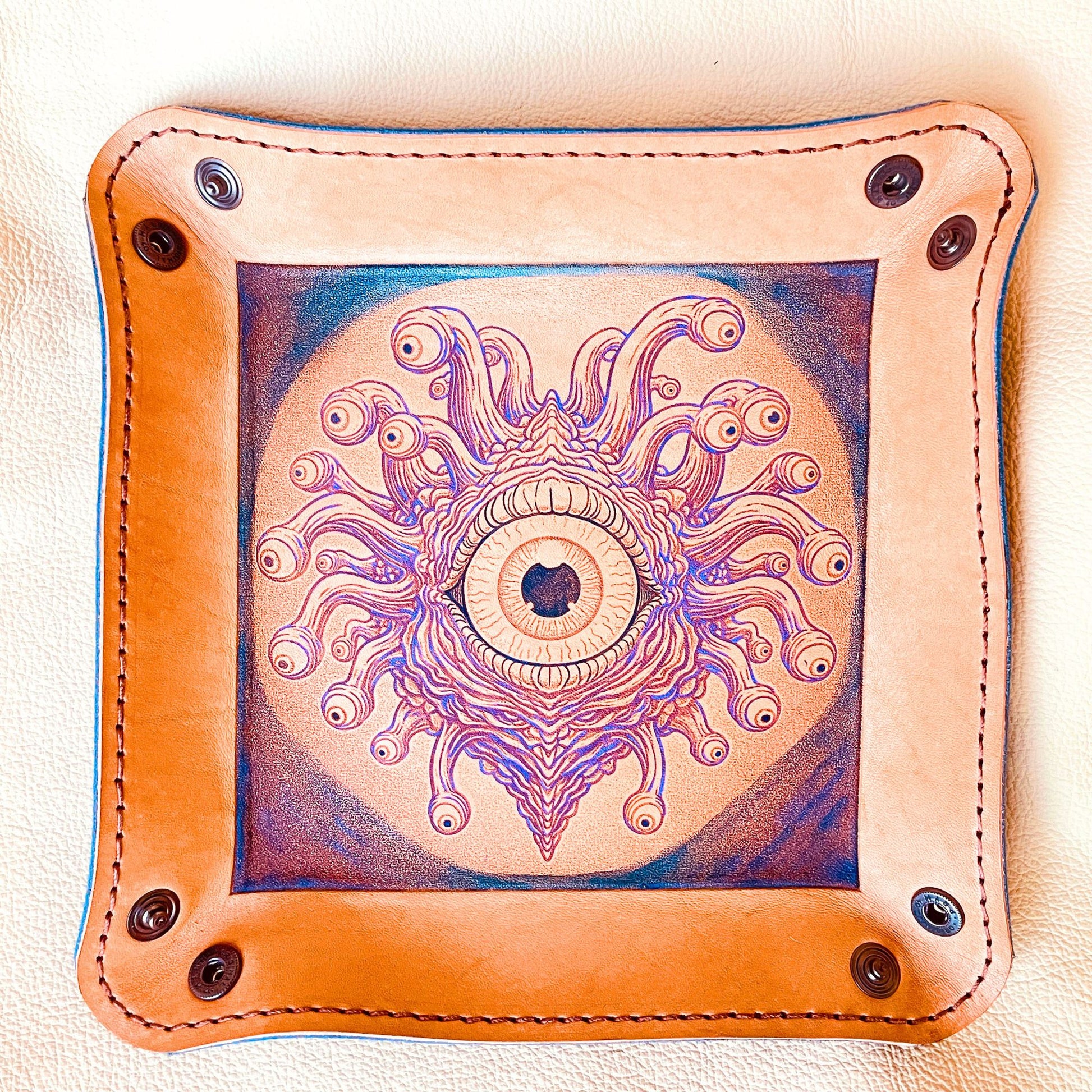 SteamVoyage - vassoio lancia dadi rivestito in pelle blu con incisione dipinta a mano di un Beholder viola e blu per sessioni di Dungeons and dragons e giochi di ruolo e da tavolo