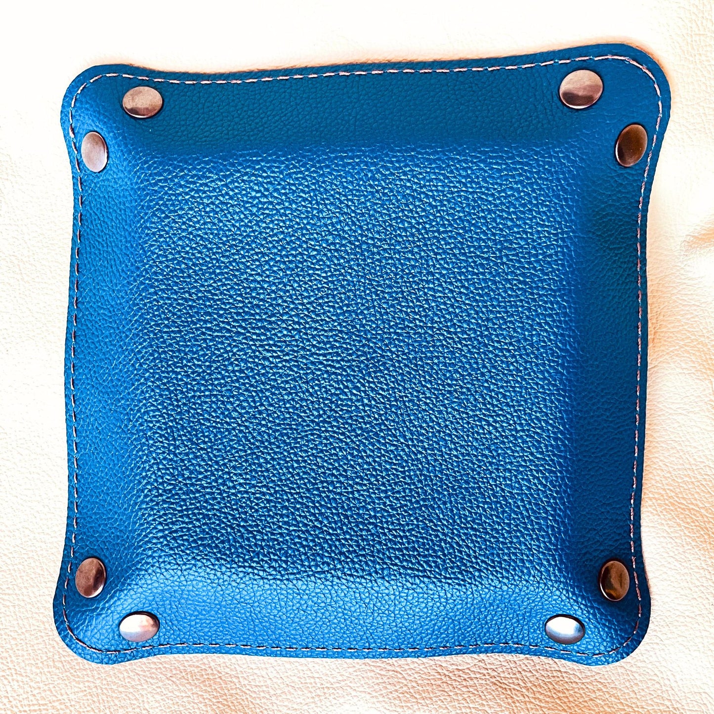 SteamVoyage - vassoio lancia dadi rivestito in pelle blu con incisione dipinta a mano di un Beholder viola e blu per sessioni di Dungeons and dragons e giochi di ruolo e da tavolo