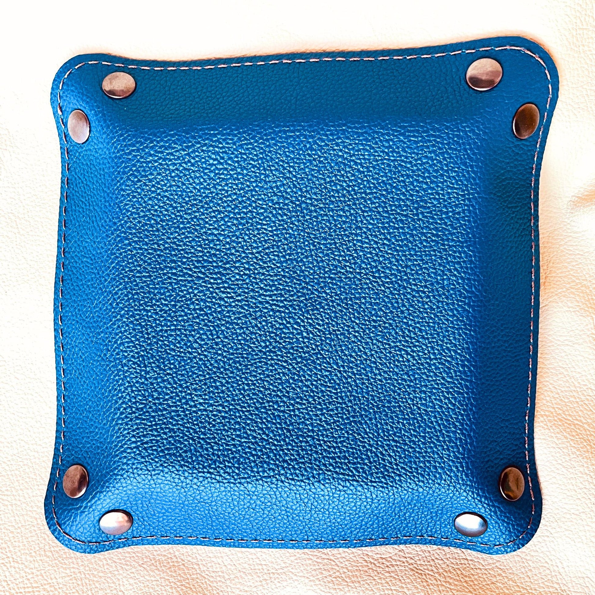 SteamVoyage - vassoio lancia dadi rivestito in pelle blu con incisione dipinta a mano di un Beholder viola e blu per sessioni di Dungeons and dragons e giochi di ruolo e da tavolo