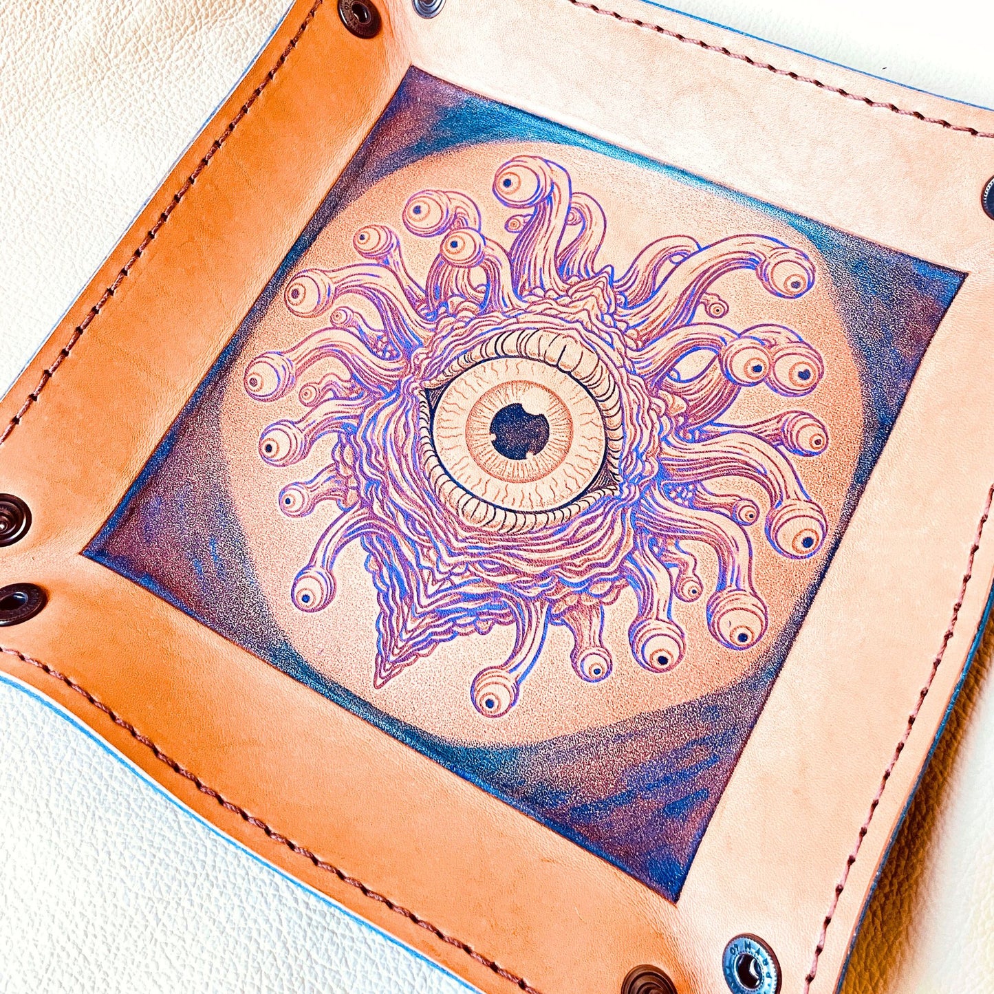 SteamVoyage - vassoio lancia dadi rivestito in pelle blu con incisione dipinta a mano di un Beholder viola e blu per sessioni di Dungeons and dragons e giochi di ruolo e da tavolo