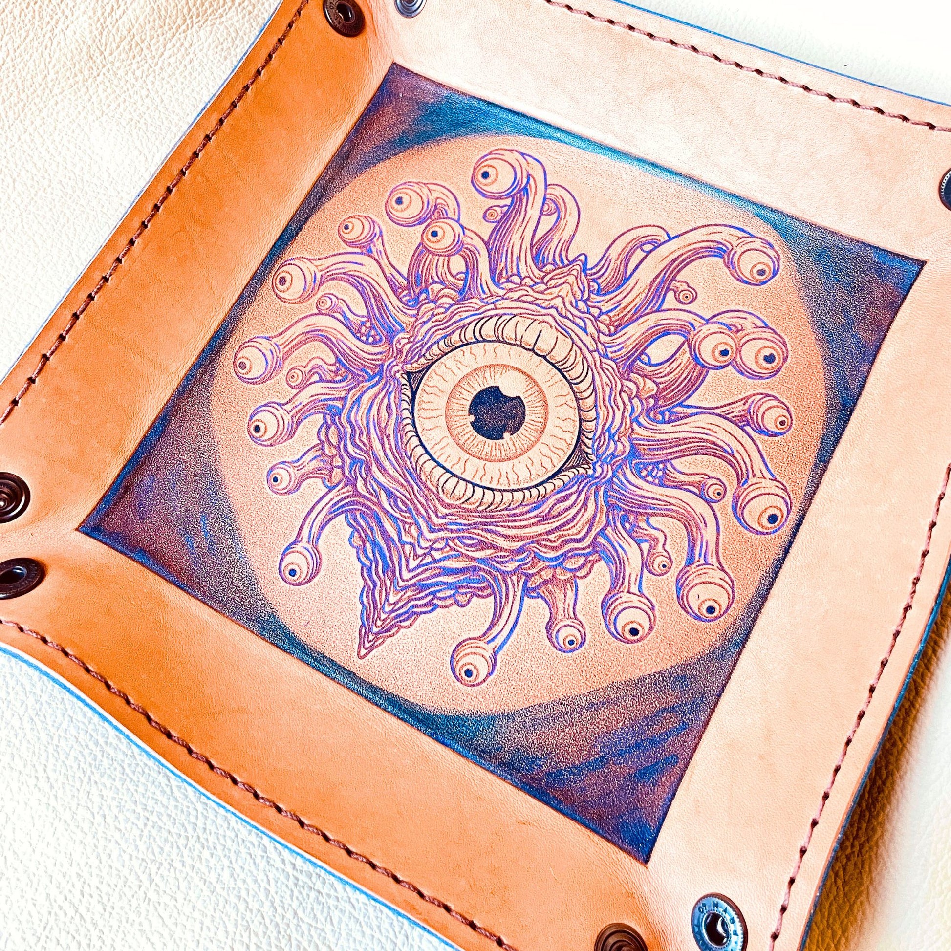 SteamVoyage - vassoio lancia dadi rivestito in pelle blu con incisione dipinta a mano di un Beholder viola e blu per sessioni di Dungeons and dragons e giochi di ruolo e da tavolo