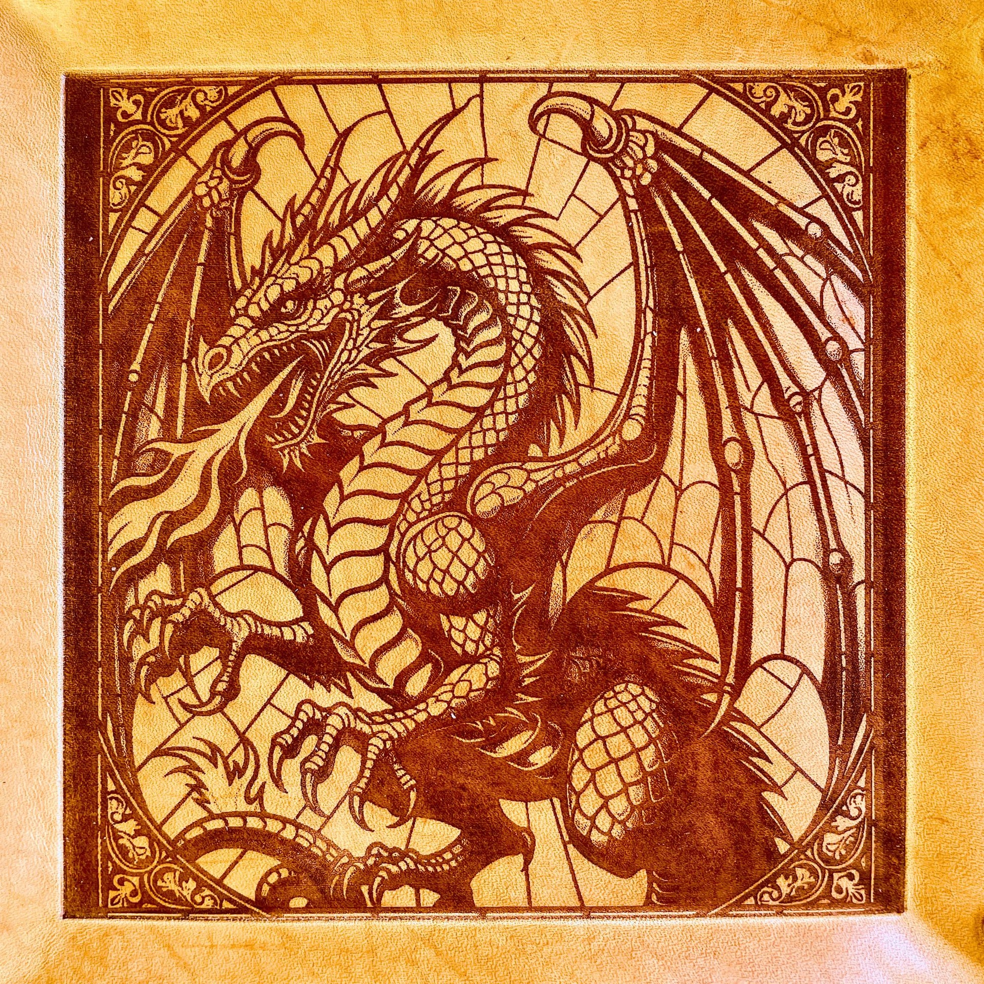 SteamVoyage - vassoio lancia dadi artigianale per gioco da tavolo in cuoio non rivestito con quattro bottoni angolari in ferro dorato e incisione al laser di un drago, mostro tipico del gioco di ruolo Dungeons and Dragons