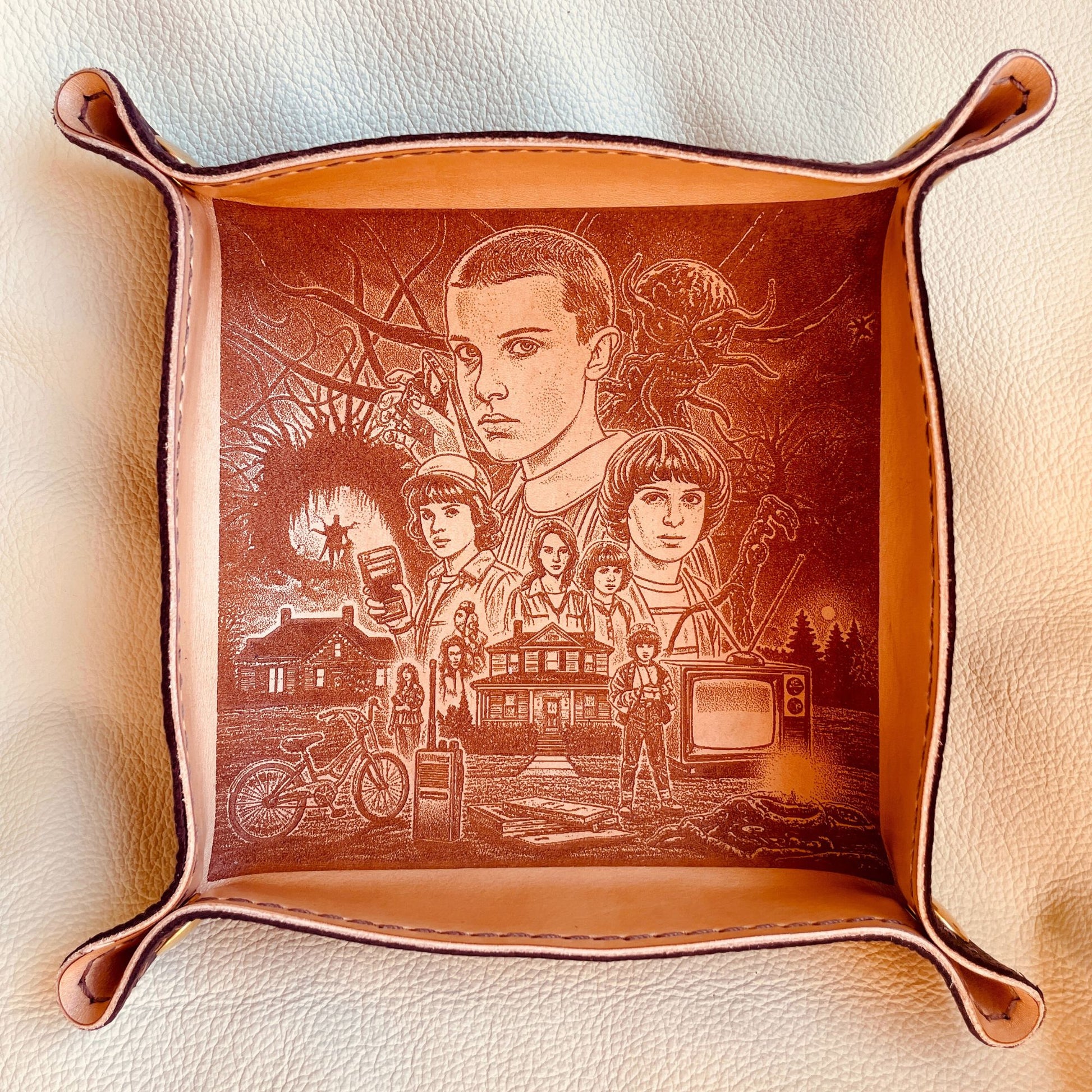 SteamVoyage - vassoio lancia dadi in cuoio rivestito in pelle marrone con quattro bottoni angolari per la chiusura e immagine incisa a laser ispirata alla serie televisiva Stranger Things
