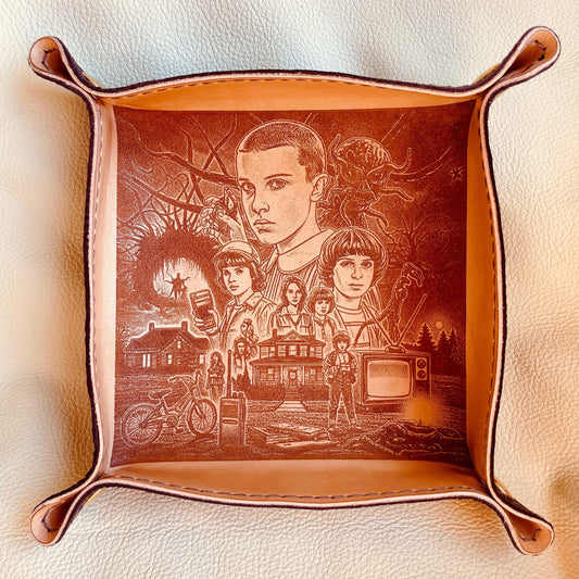 SteamVoyage - vassoio lancia dadi in cuoio rivestito in pelle marrone con quattro bottoni angolari per la chiusura e immagine incisa a laser ispirata alla serie televisiva Stranger Things