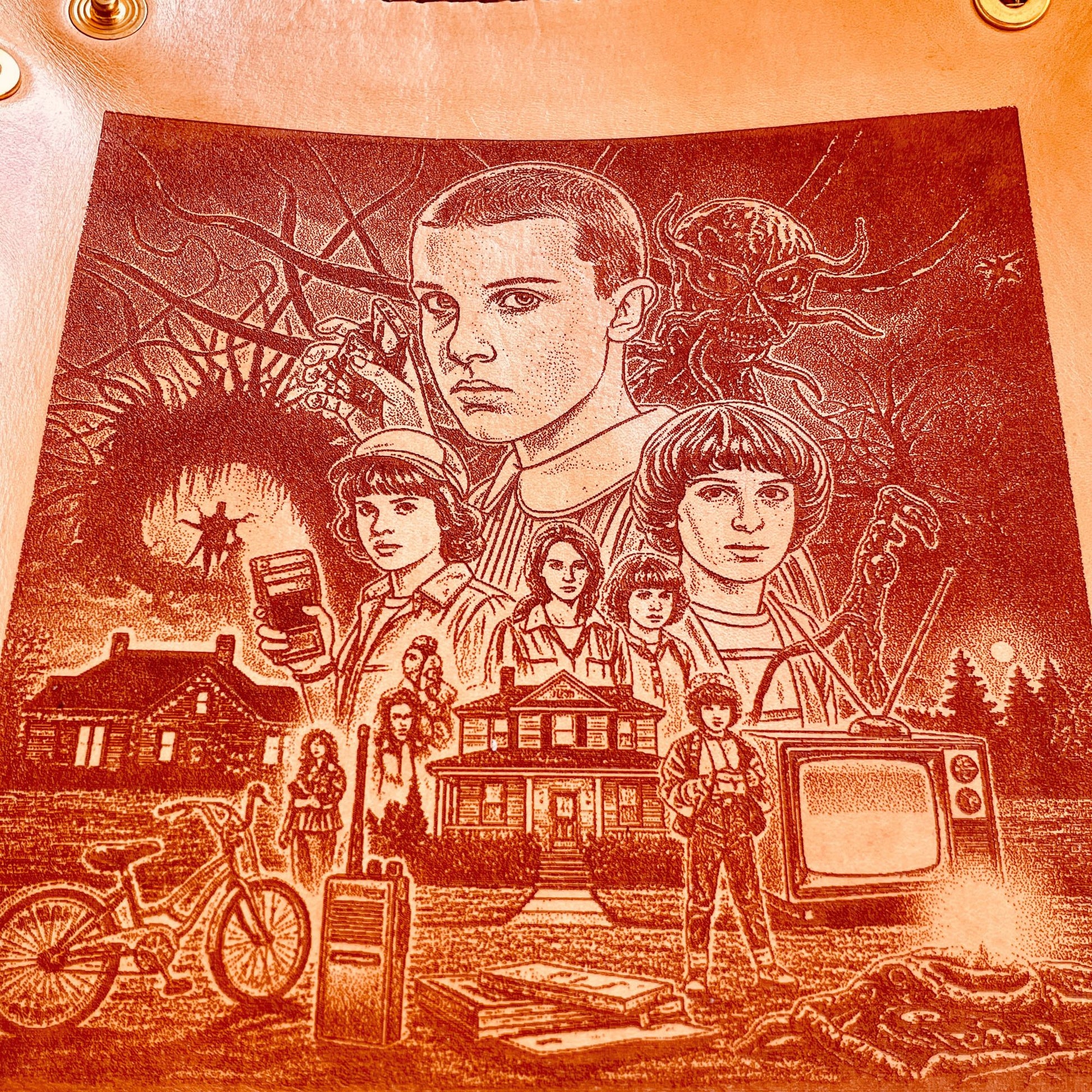 SteamVoyage - vassoio lancia dadi in cuoio rivestito in pelle marrone con quattro bottoni angolari per la chiusura e immagine incisa a laser ispirata alla serie televisiva Stranger Things