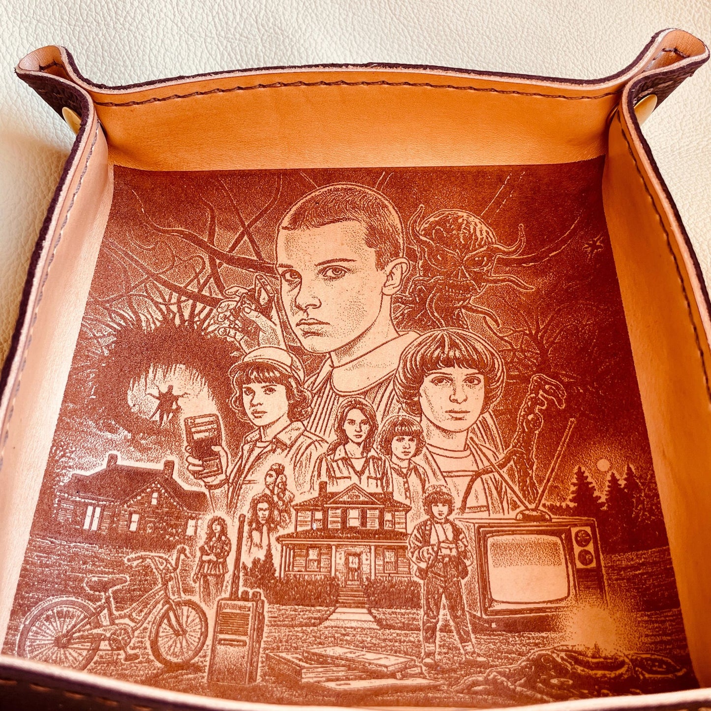 SteamVoyage - vassoio lancia dadi in cuoio rivestito in pelle marrone con quattro bottoni angolari per la chiusura e immagine incisa a laser ispirata alla serie televisiva Stranger Things
