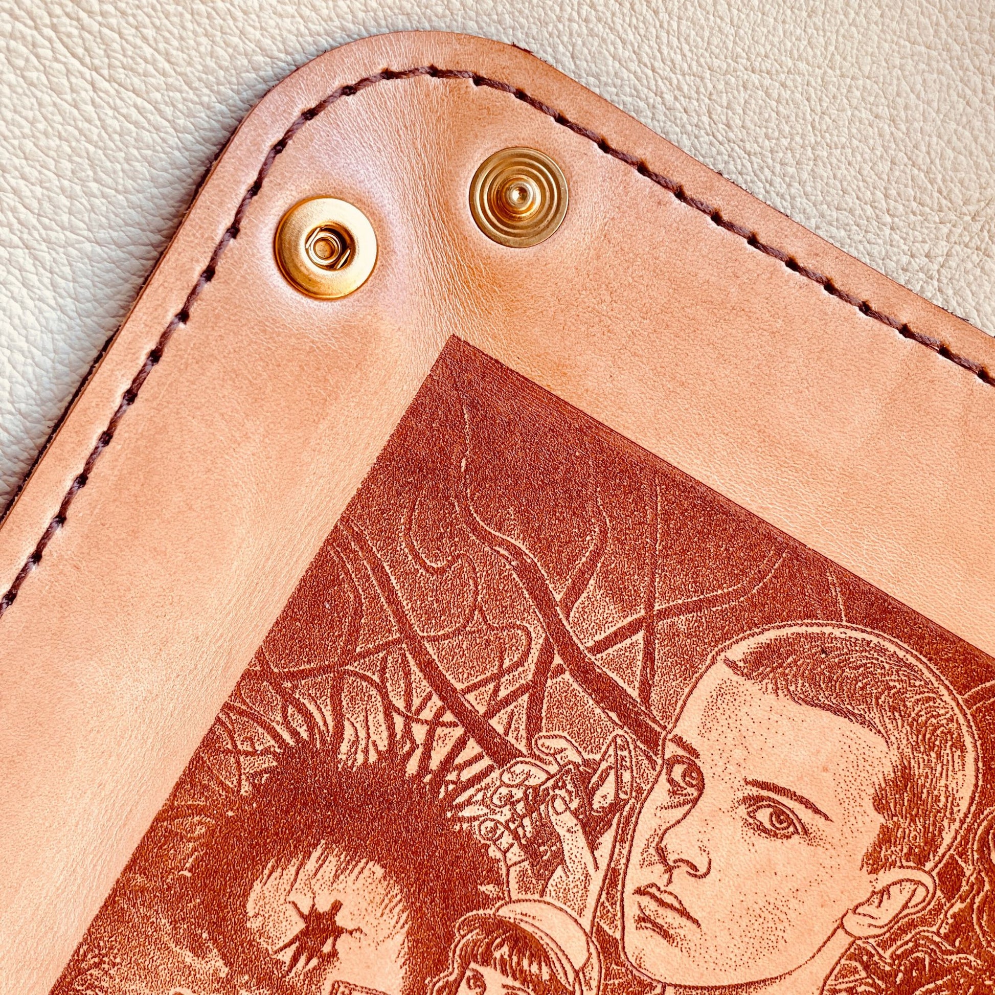 SteamVoyage - vassoio lancia dadi in cuoio rivestito in pelle marrone con quattro bottoni angolari per la chiusura e immagine incisa a laser ispirata alla serie televisiva Stranger Things