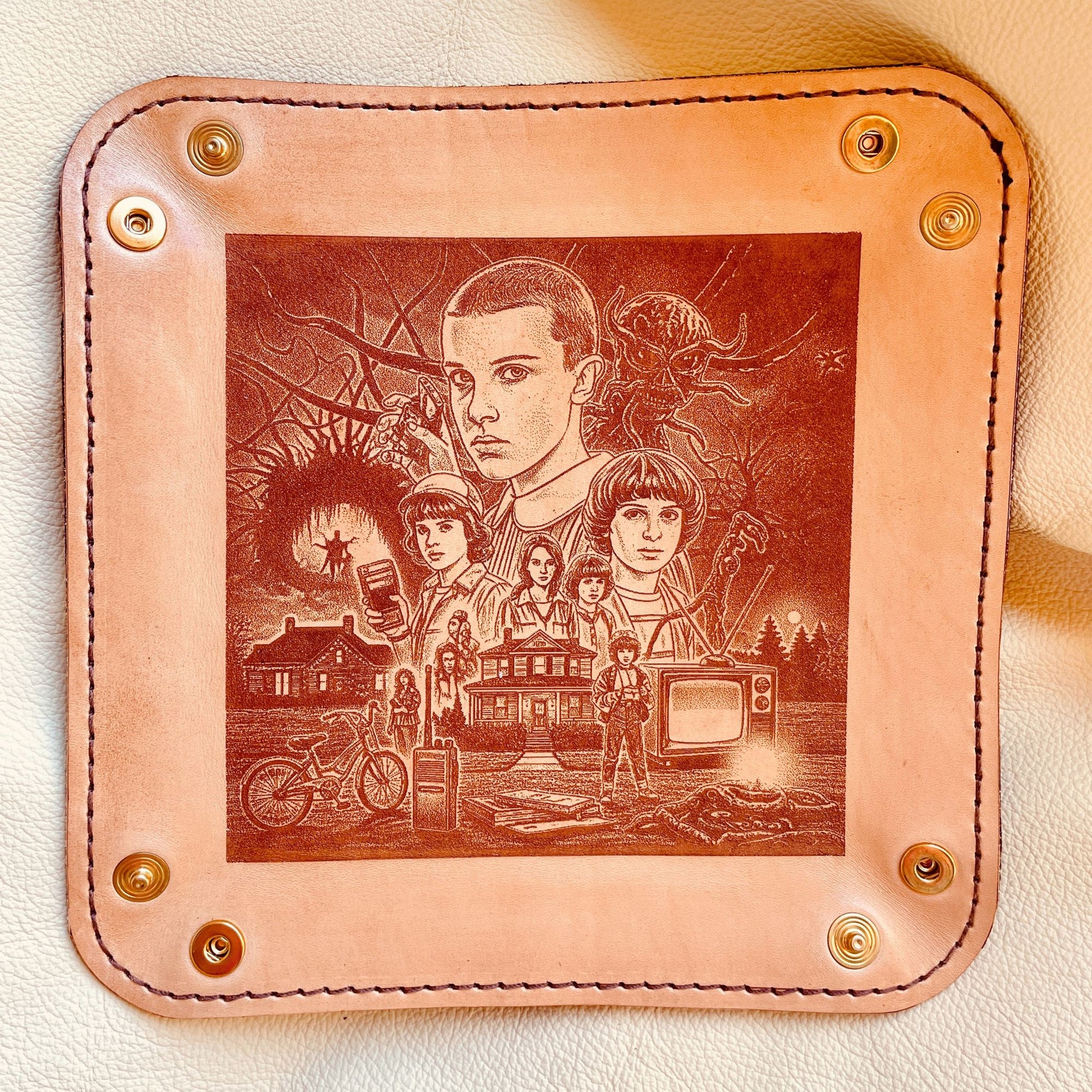 SteamVoyage - vassoio lancia dadi in cuoio rivestito in pelle marrone con quattro bottoni angolari per la chiusura e immagine incisa a laser ispirata alla serie televisiva Stranger Things